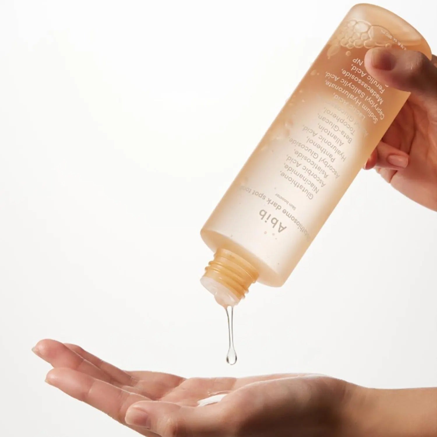 Photo produit : ABIB Glutathiosome Dark Spot Toner Skin Booster 200ml, main avec toner sur fond clair.