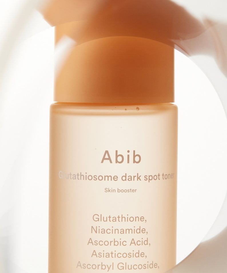 ABIB Glutathiosome Dark Spot Toner Skin Booster 200ml, marque Abib sur flacon beige en contexte beauté lumineux