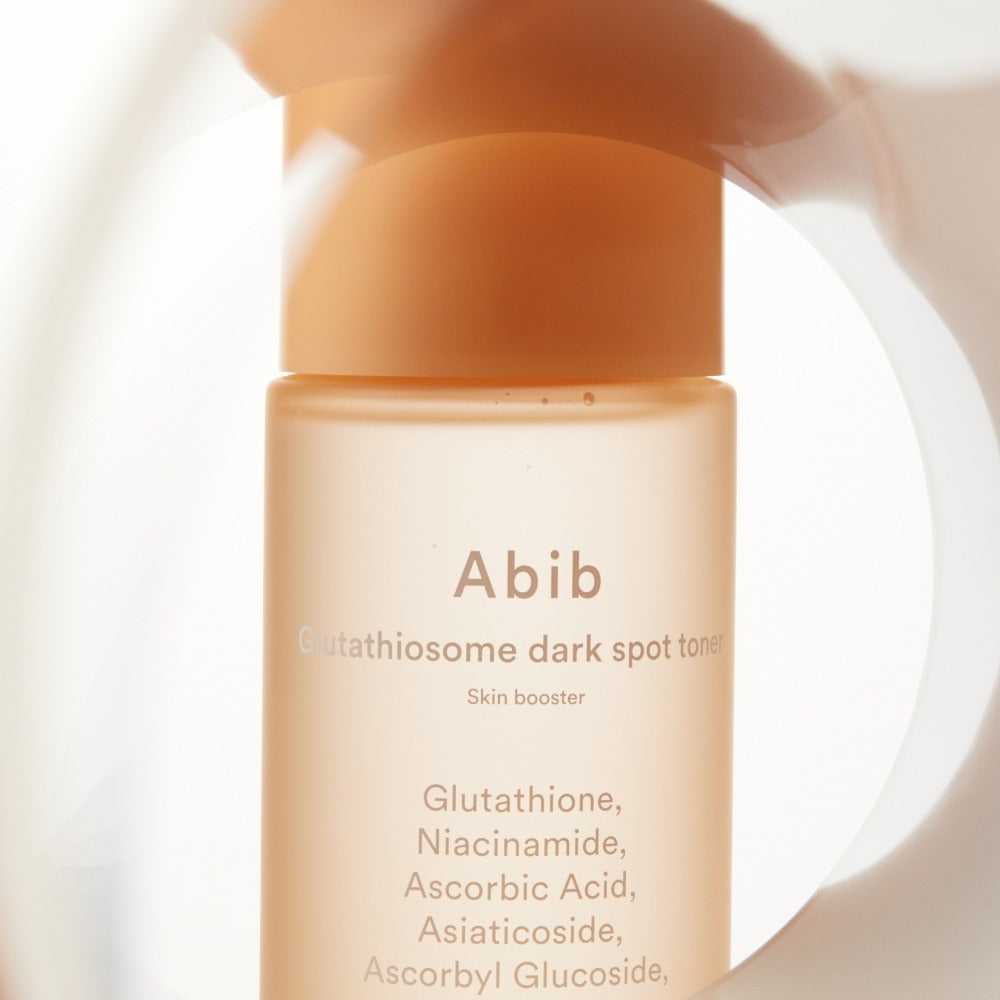 ABIB Glutathiosome Dark Spot Toner Skin Booster 200ml, marque Abib sur flacon beige en contexte beauté lumineux