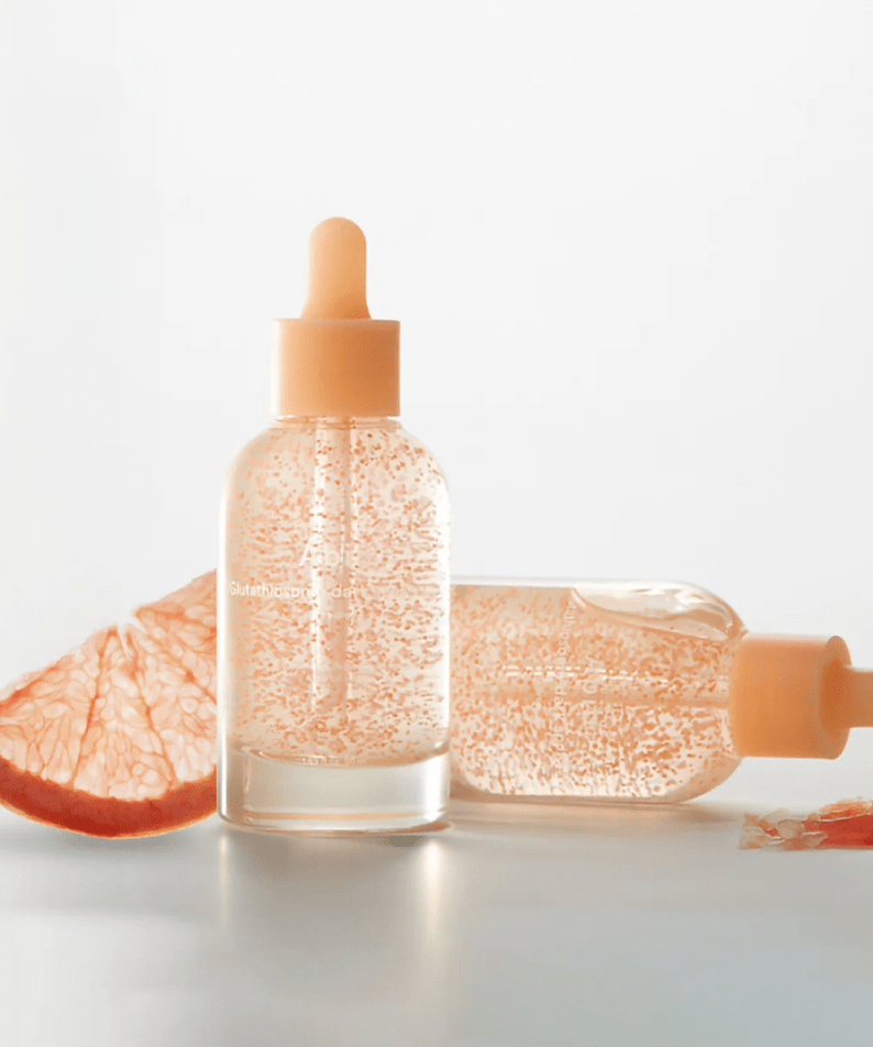 Décris l'image en français : ABIB Glutathiosome Spot Serum Vita Drops 50ml, flacon sérum marque ABIB, sur fond clair, gouttes dorées.