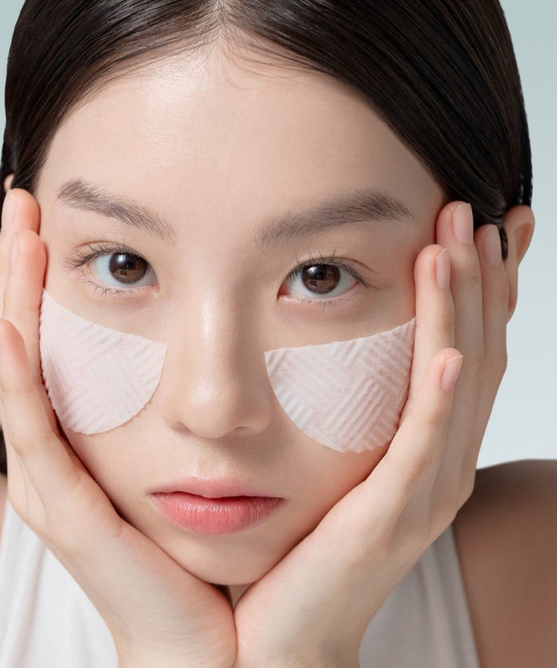 ABIB  Green LHA Pore Pad Clear Touch 60 Sheets : femme applique des patchs visage verts, soins anti-pores, gros plan.