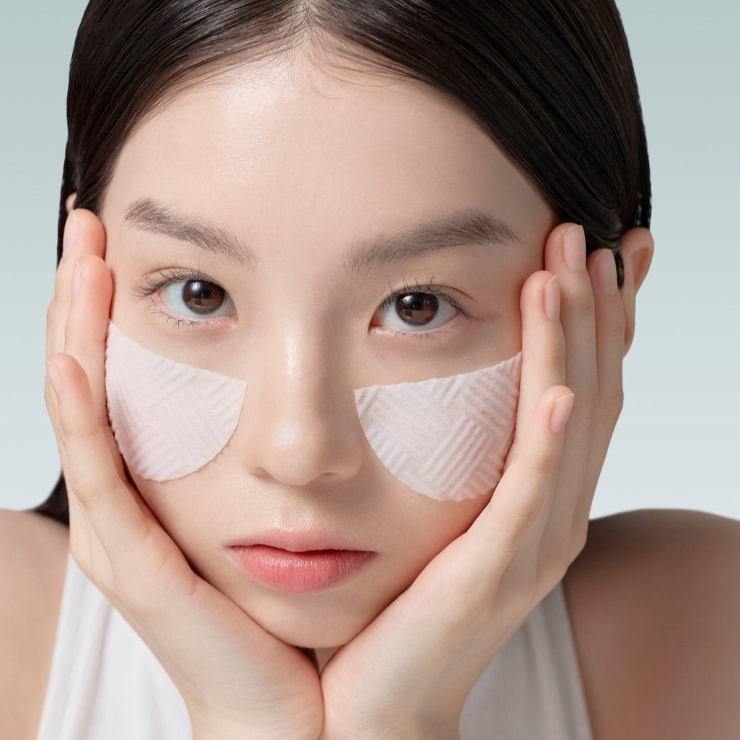 ABIB  Green LHA Pore Pad Clear Touch 60 Sheets : femme applique des patchs visage verts, soins anti-pores, gros plan.