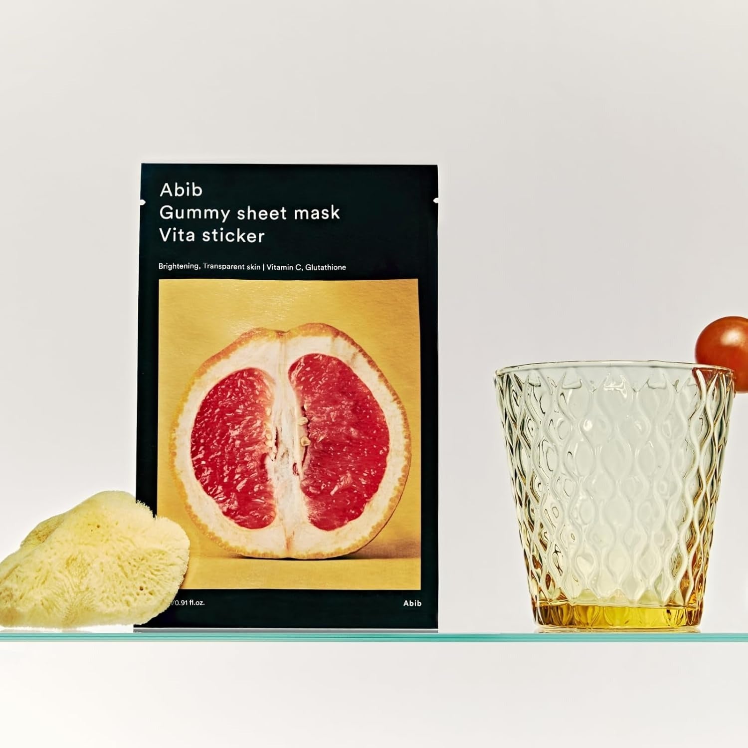 ABIB Gumy Sheet Mask Vita Sticker 10 sheets, masque en gel Abib sur table, packaging avec tranches de fruit, ambiance spa.