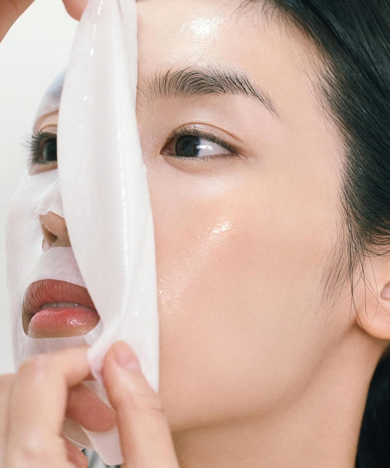 ABIB Gumy Sheet Mask Vita Sticker 10 sheets sur le visage, marque ABIB, femme appliquant un masque en tissu blanc