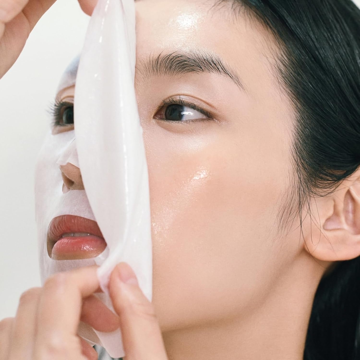 ABIB Gumy Sheet Mask Vita Sticker 10 sheets sur le visage, marque ABIB, femme appliquant un masque en tissu blanc