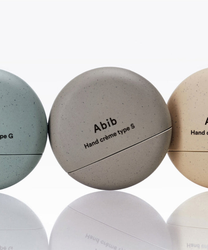 ABIB Hand Cream Type 50ml : trois pots de crème pour les mains ABIB sur fond clair, vue rapprochée.