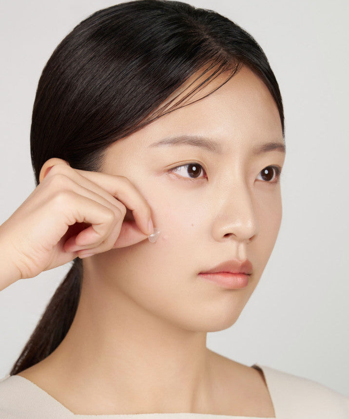 ABIB  Heartleaf Calming Spot Patch 78 Patches : femme applique des patchs anti-imperfections sur le visage, fond clair.