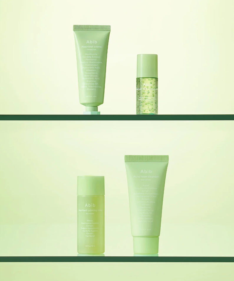 ABIB Heartleaf Calming Trial Kit, produits ABIB à base de heartleaf, sur étagères vertes minimalistes, fond clair.