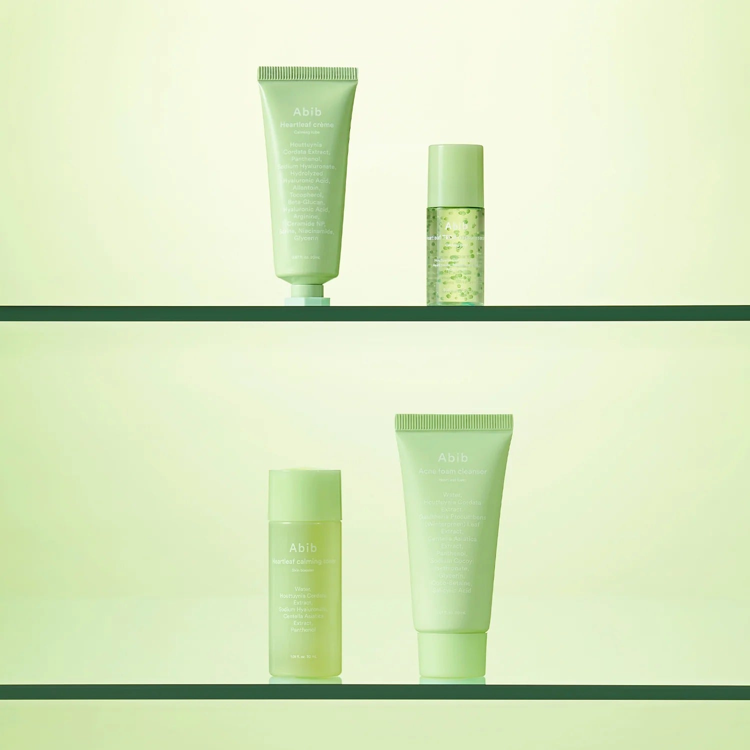 ABIB Heartleaf Calming Trial Kit, produits ABIB à base de heartleaf, sur étagères vertes minimalistes, fond clair.