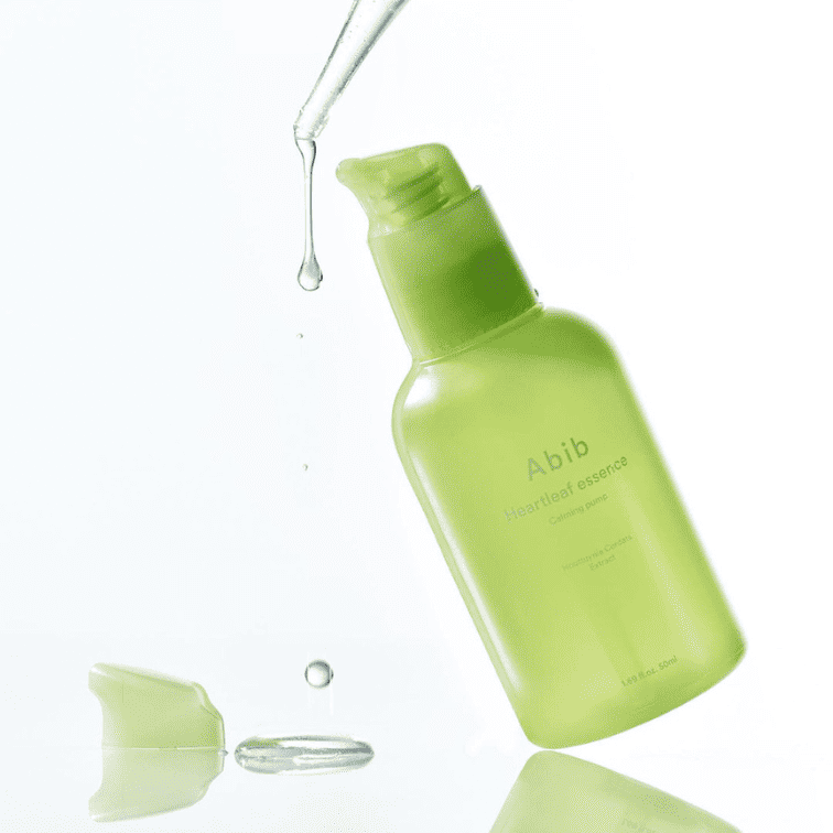 ABIB  Heartleaf Essence Calming Pump 50ml : flacon vert apaisant avec gouttes sur fond blanc, produit skincare visuel