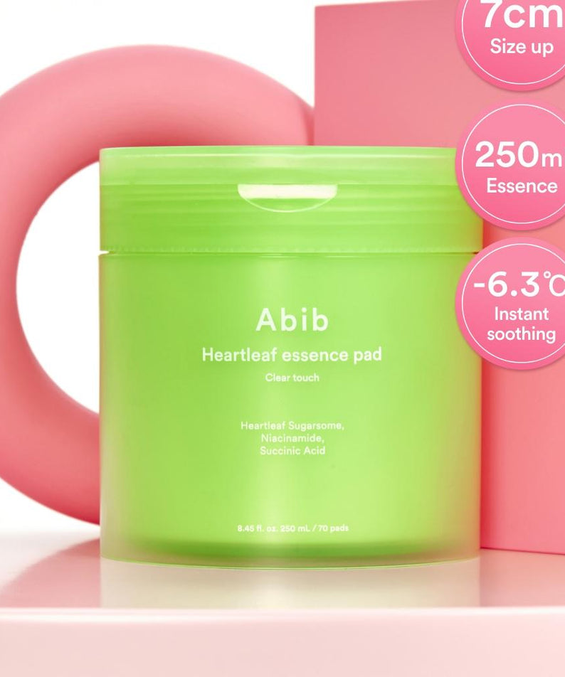 ABIB Heartleaf Spot Pad Calming Touch 70 pads, bocal vert, goutte en contexte beauté, marque Abib, apaisant, peau.