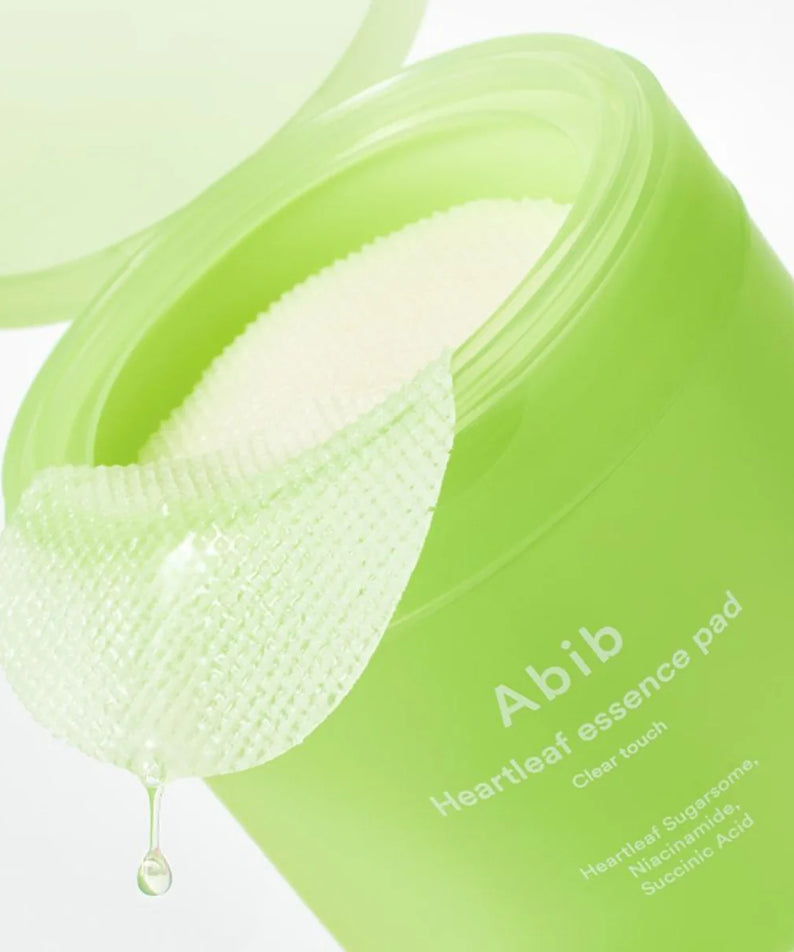 ABIB Heartleaf Spot Pad Calming Touch 70 pads de la marque Abib, coussin vert avec gel apaisant sur fond clair.