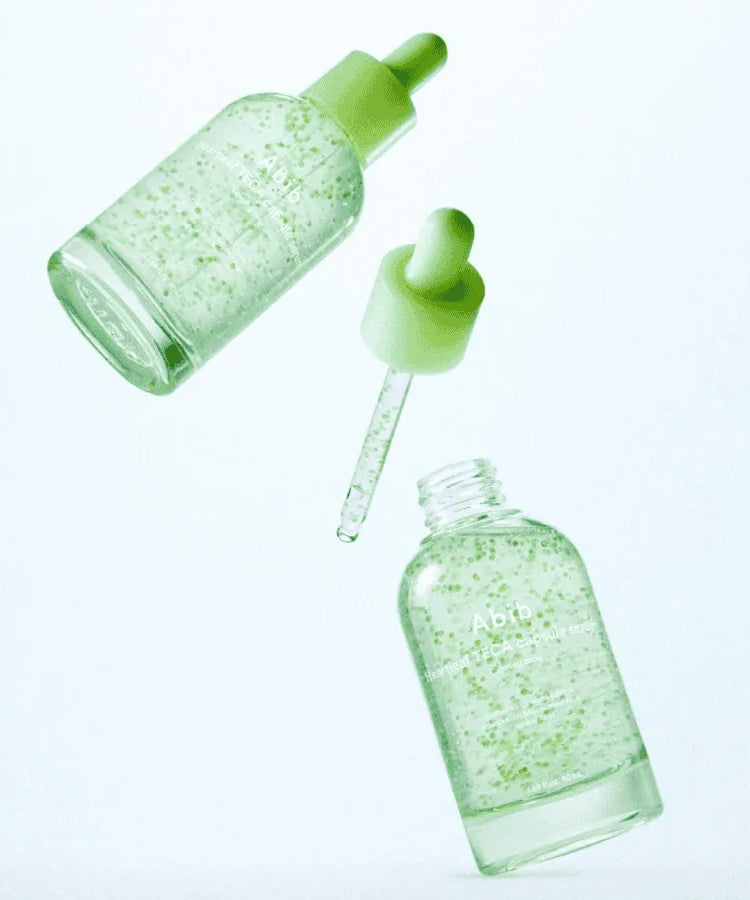 ABIB Heartleaf TECA Capsule Serum Calming Drop 50ml sur fond clair, flacon vert et goutte, style skincare apaisant.