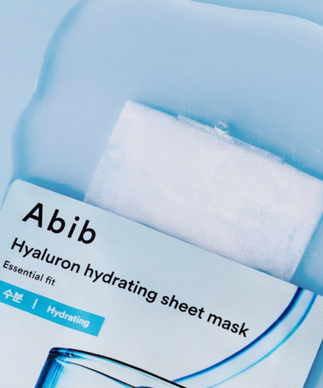 ABIB  Hyaluronic Acid Moisture Sheet Mask Essential Fit, masque en tissu hydratant Abib sur fond bleu, gros plan