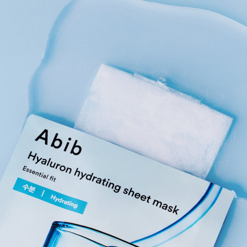 ABIB  Hyaluronic Acid Moisture Sheet Mask Essential Fit, masque en tissu hydratant Abib sur fond bleu, gros plan
