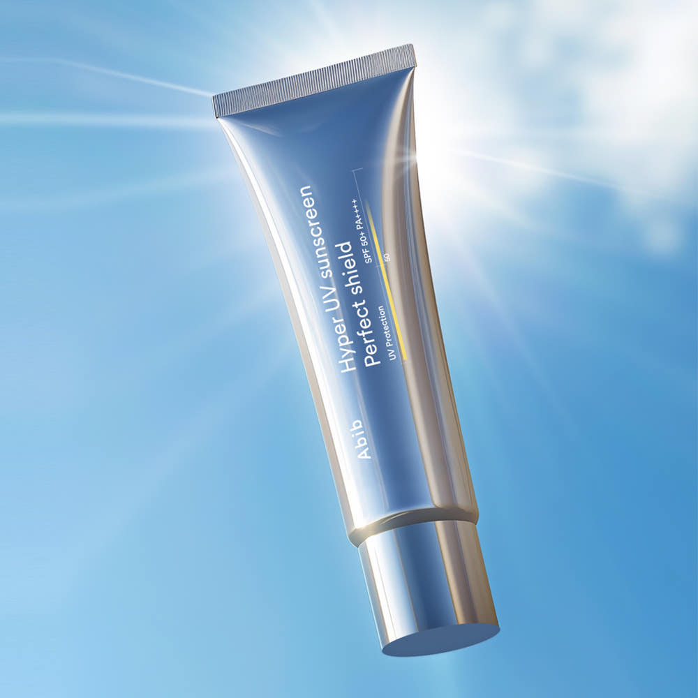ABIB  Hyper UV Sunscreen Perfect Shield 50ml, tube sur fond bleu ciel, effet solaire, marque ABIB en gros plan