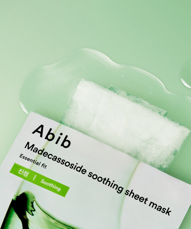 ABIB  Madecassoside Soothing Sheet Essential Fit, masque apaisant sur fond vert pastel, emballage visible, peau fraîche.