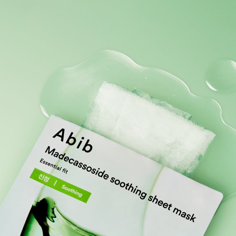 ABIB  Madecassoside Soothing Sheet Essential Fit, masque apaisant sur fond vert pastel, emballage visible, peau fraîche.