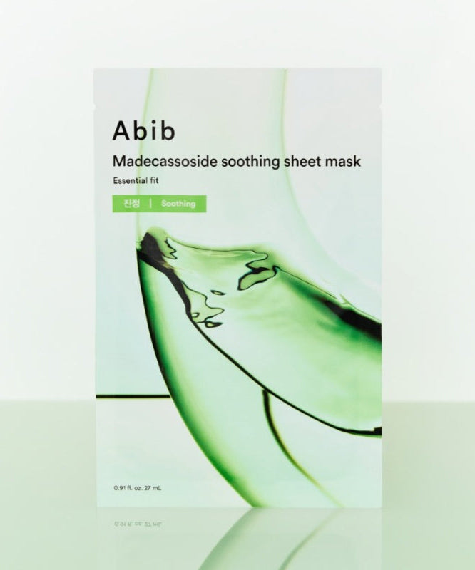 ABIB  Madecassoside Soothing Sheet Essential Fit : masque en feuille apaisant de la marque Abib, fond vert clair.