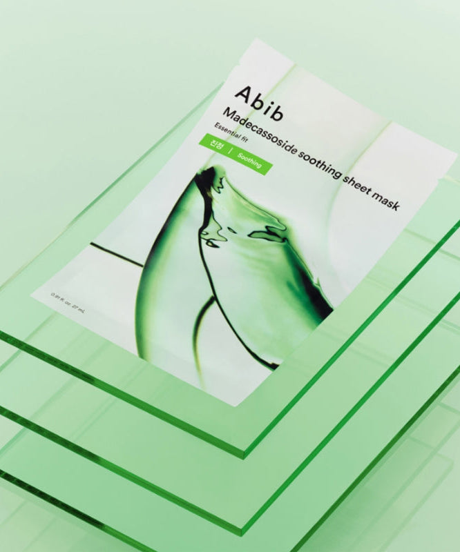 ABIB  Madecassoside Soothing Sheet Essential Fit, masque feuille Apaisant à la madécassoside, marque Abib sur fond vert