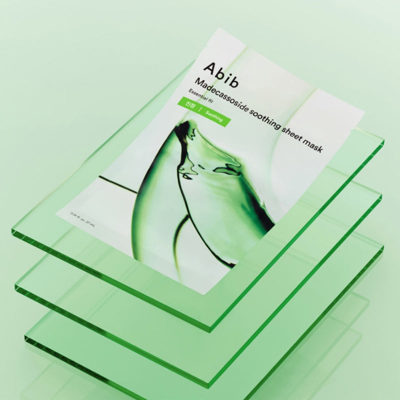 ABIB  Madecassoside Soothing Sheet Essential Fit, masque feuille Apaisant à la madécassoside, marque Abib sur fond vert