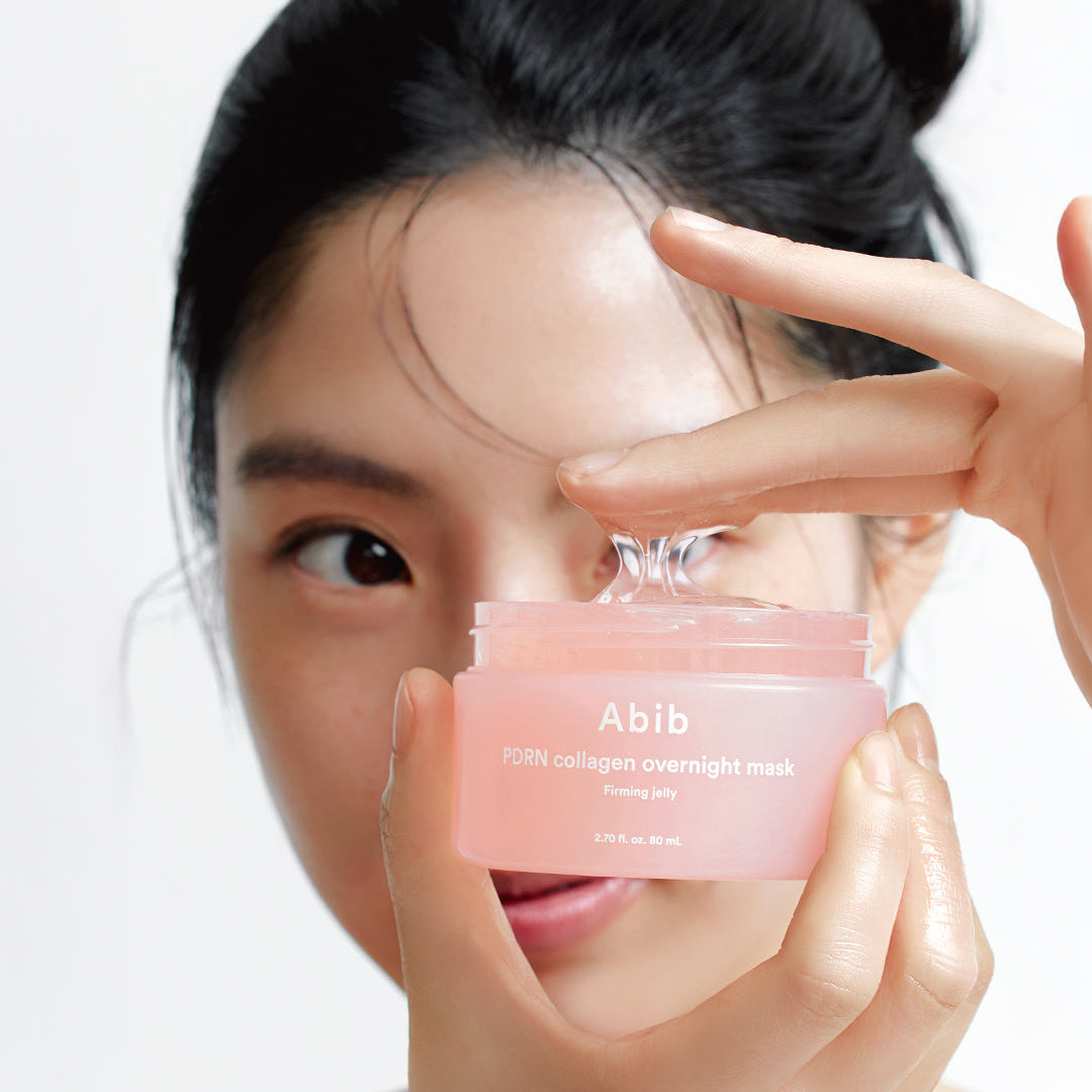 ABIB PDRN Collagen Overnight Mask Firming Jelly 80ml, pot rose présenté sur visage de femme, contexte skincare