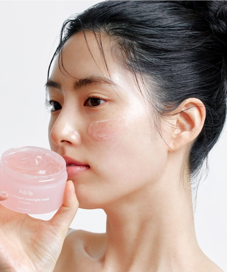 ABIB  PDRN Collagen Overnight Mask Firming Jelly 80ml : femme appliquant un masque-gel à la crème, pot rose sur fond clair