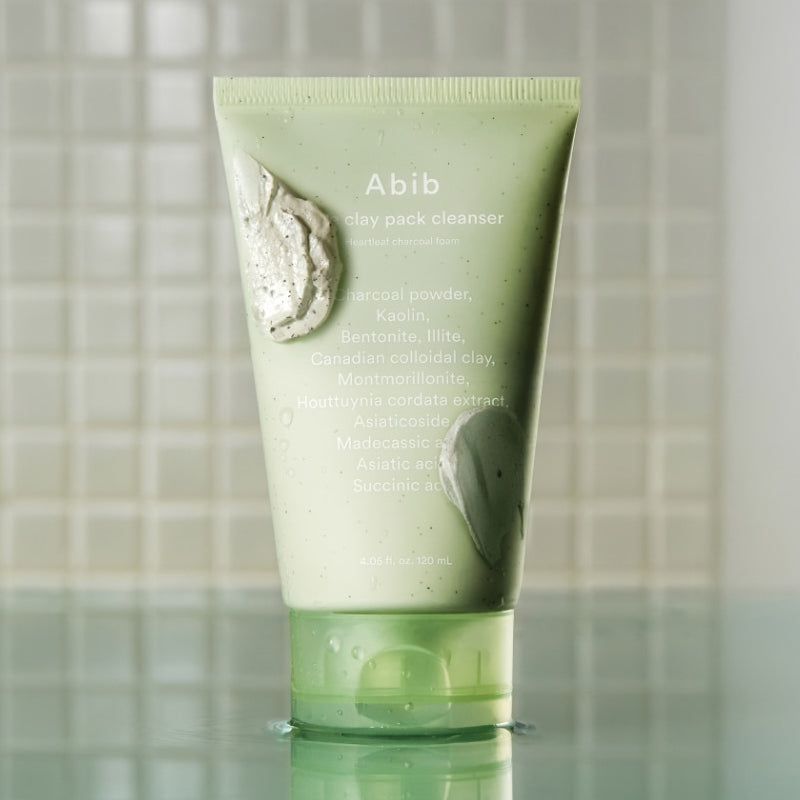 ABIB  Pore Clay Pack Cleanser 120ml, tube de nettoyant à l’argile Abib sur fond clair, goutte de mousse visible