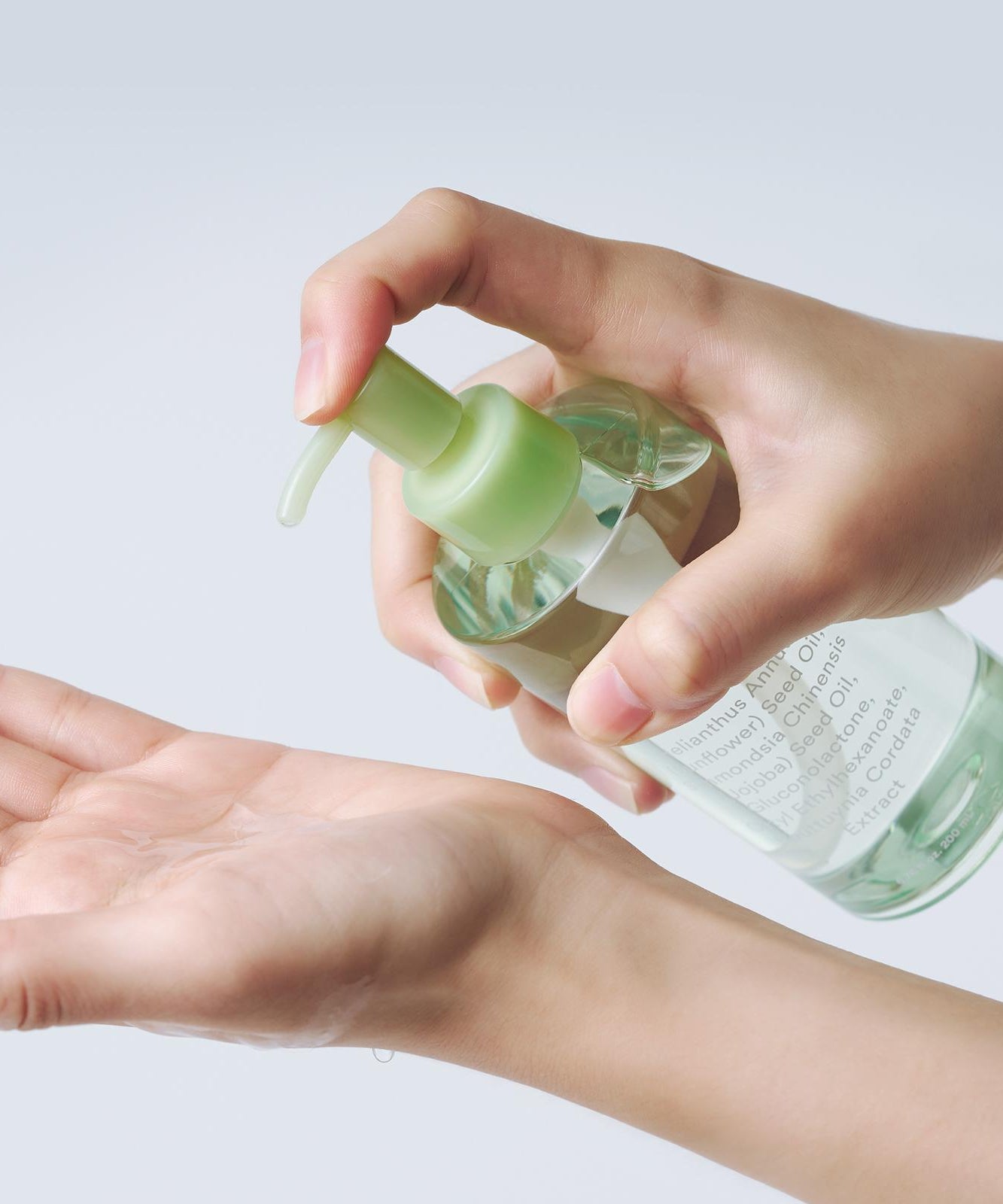 Main tenant ABIB Pore Cleansing Oil Heartleaf Oil-Wash 200ml, huile versée sur visage, esthétique clean