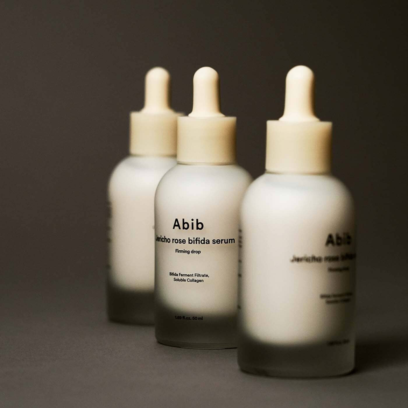 ABIB  Resurrection Bifida Serum Firming Drops 50ml, bouteilles Abib sur fond sombre, gouttes sérum raffermissant