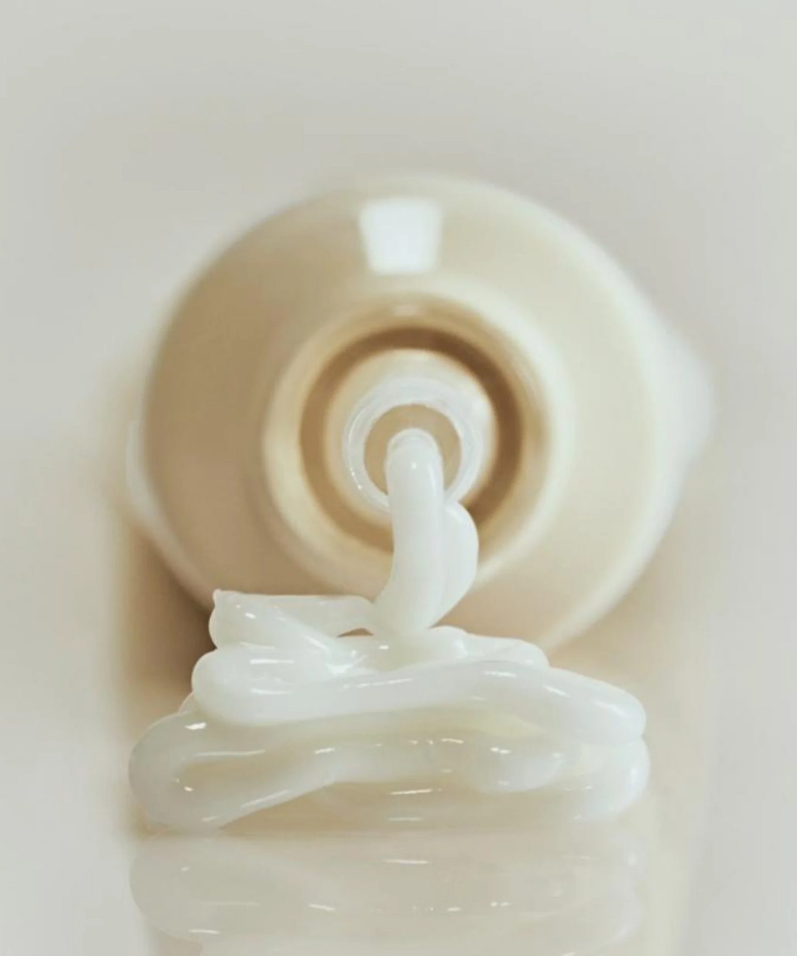 Crème contour des yeux ABIB Collagen Eye Cream Jericho Rose Tube 30ml émergeant de la tube, soin hydratant et anti-âge.