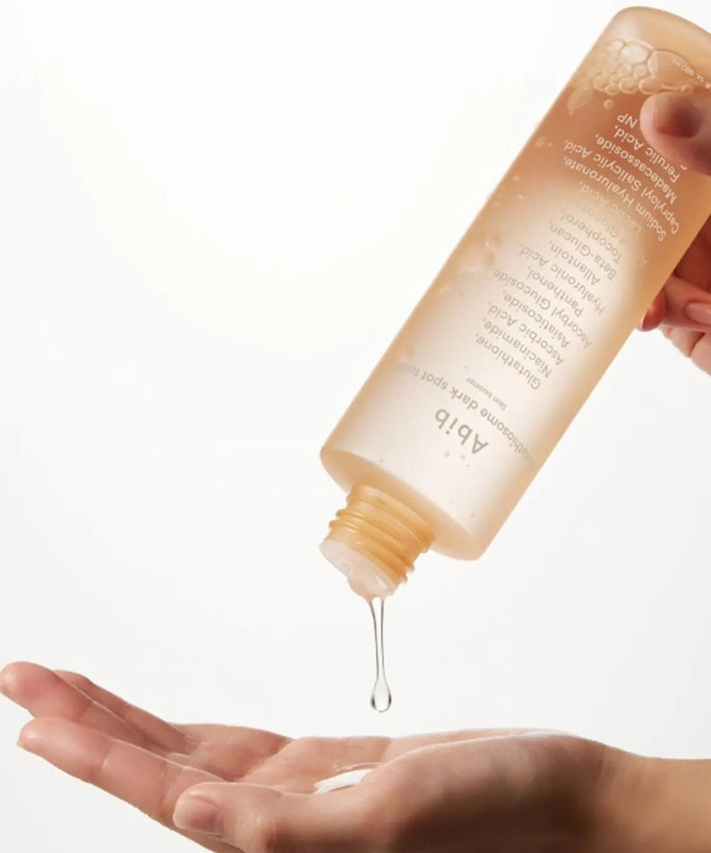 ABIB Glutathiosome Dark Spot Toner Skin Booster 200ml versé dans la main, soin visage éclaircissant pour taches sombres.