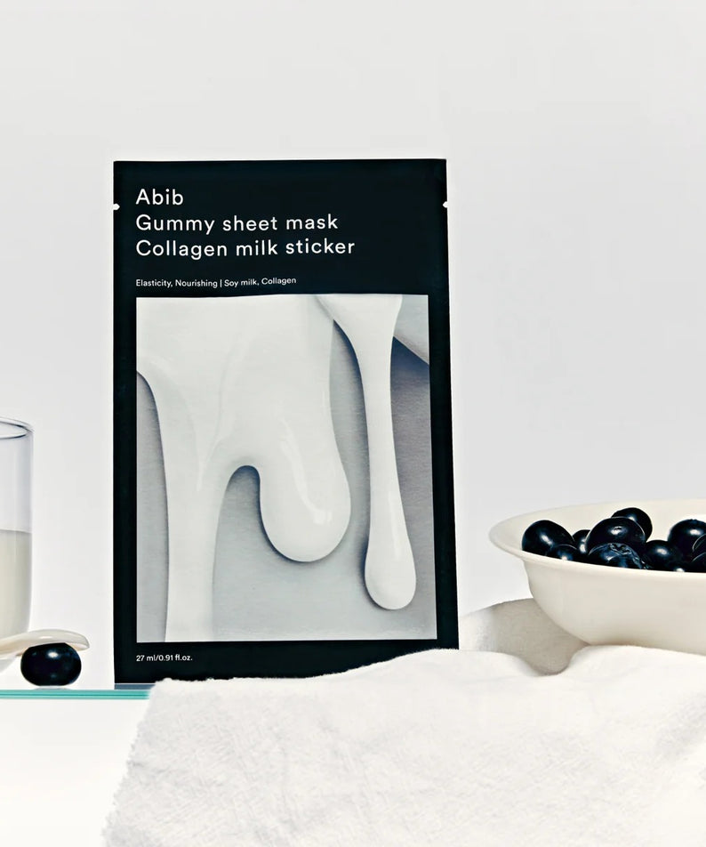 ABIB Gummy Sheets Mask Collagen Milk Sticker 10 sheets en arrière-plan élégant avec des éléments de soin de la peau.