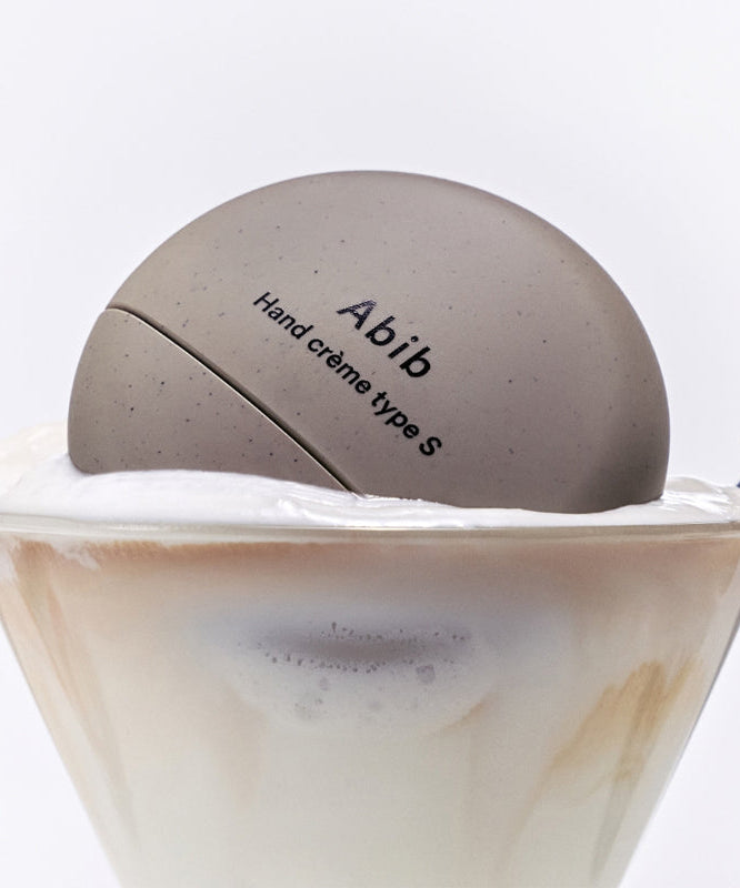 ABIB Hand Cream 3 Types en présentation élégante dans une verrine, soin hydratant pour les mains, produit cosmétique de luxe en France.