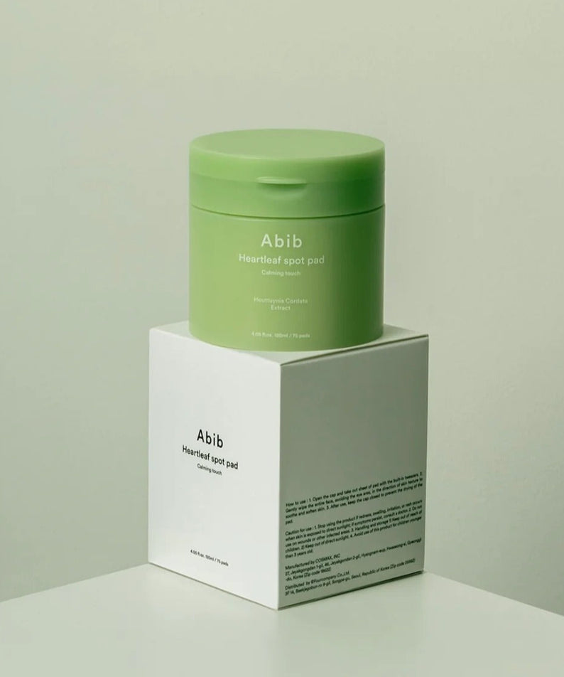 ABIB Heartleaf Spot Pad Calming Touch 70 pads sur boîte, apaisant pour la peau, emballage vert et blanc.