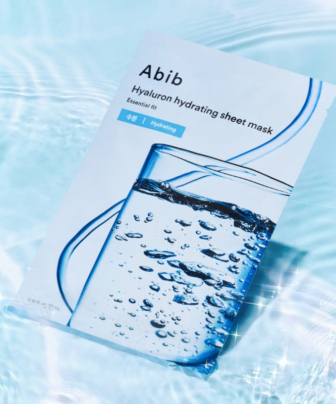 Masque en feuille ABIB Hyaluronic Acid Moisture Sheet Mask Essential Fit sur fond aquatique, idéal pour l'hydratation de la peau.