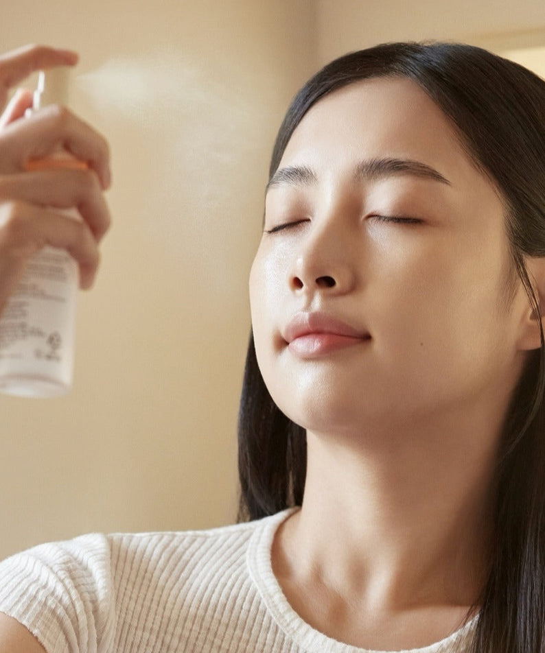 Femme utilisant ABIB Jericho Rose Mist Serum Glow Spray 100ml pour éclat naturel.