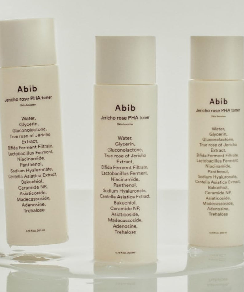 Flacons de ABIB Jericho Rose PHA Toner Skin Booster 200ml exposés en rangée sur fond neutre.