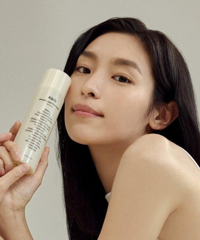 Jeune femme posant avec le ABIB Jericho Rose PHA Toner Skin Booster 200ml.