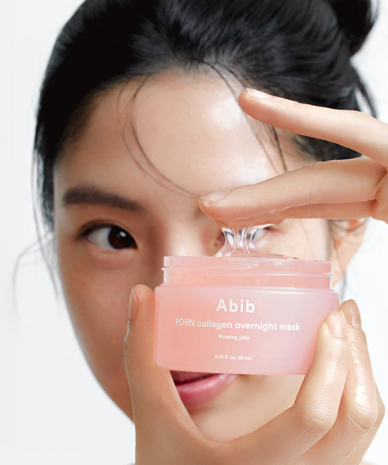 Femme utilisant ABIB PDRN Collagen Overnight Mask Firming Jelly 80ml pour un soin de nuit raffermissant.