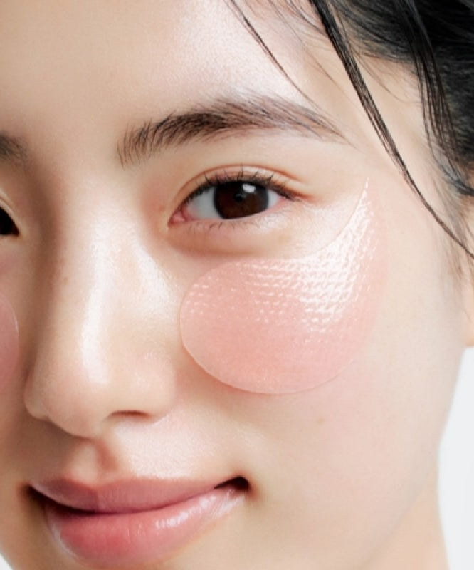 Jeune femme appliquant ABIB PDRN Retinol Eye Patch Glow jelly 30 Pairs sous les yeux pour une peau éclatante et revitalisée.