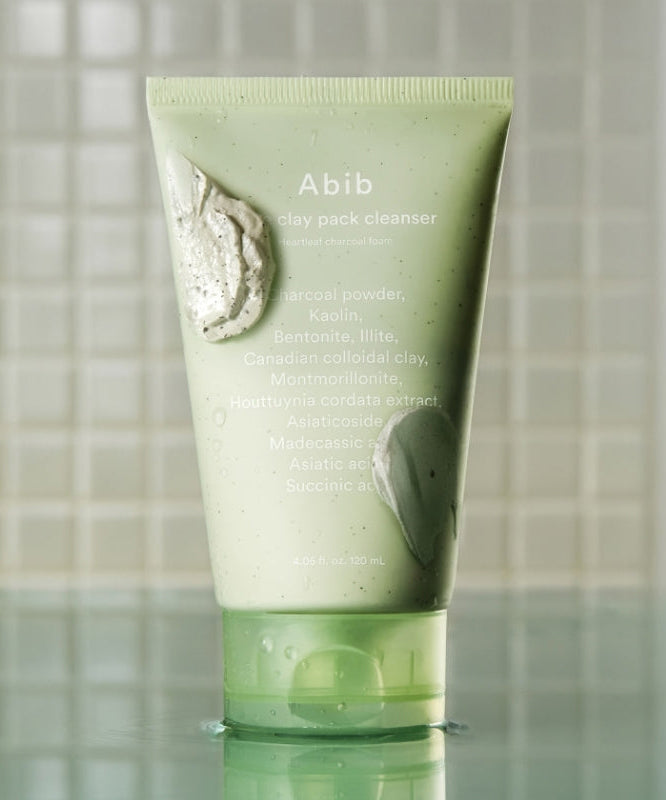 ABIB Pore Clay Pack Cleanser 120ml sur une étagère de salle de bain, vu de face, avec bouchon vert et packaging lisse.
