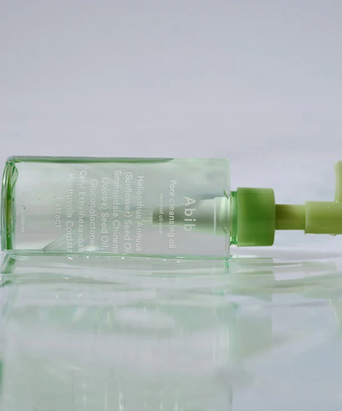 ABIB Pore Cleansing Oil Heartleaf Oil-Wash 200ml bouteille sur une surface humide, huile démaquillante efficace.