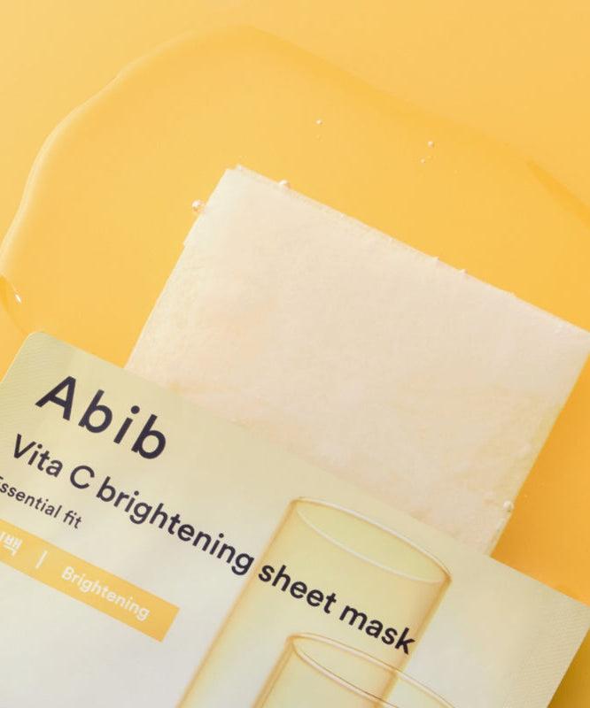 ABIB ABIB Madecassoside Soothing Sheet Essential Fit masque en feuille sur fond jaune, mettant en valeur son emballage unique.