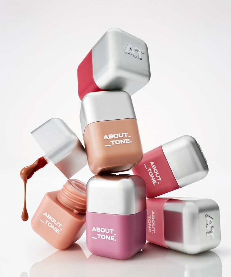 ABOUT TONE Blur Fit Tint Mini 2.3g, pack de tints ABOUT TONE sur fond clair, teintes pêche et brun.
