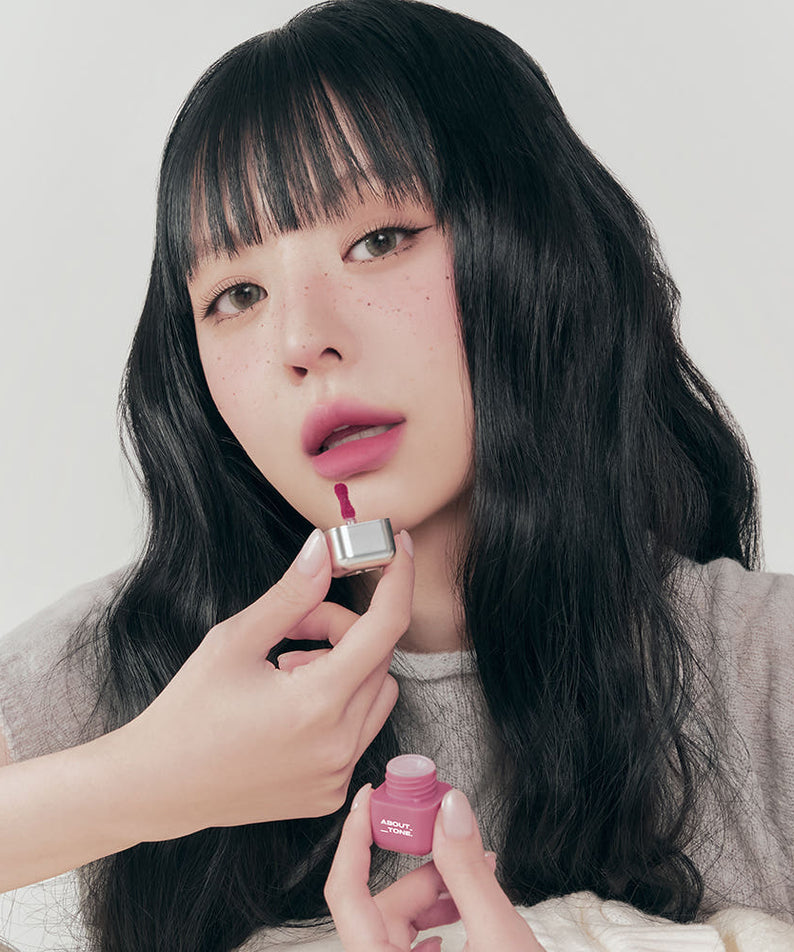 ABOUT TONE Blur Fit Tint Mini 2.3g de la marque ABOUT TONE, maquillage lèvres rose sur fond clair, pack en main