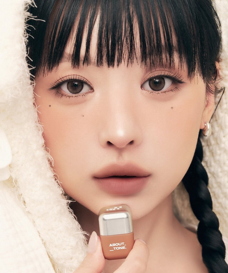 ABOUT TONE Blur Fit Tint Mini 2.3g : femme maquillée tient le produit, gros plan sur le teint flouté, marque ABOUT TONE.