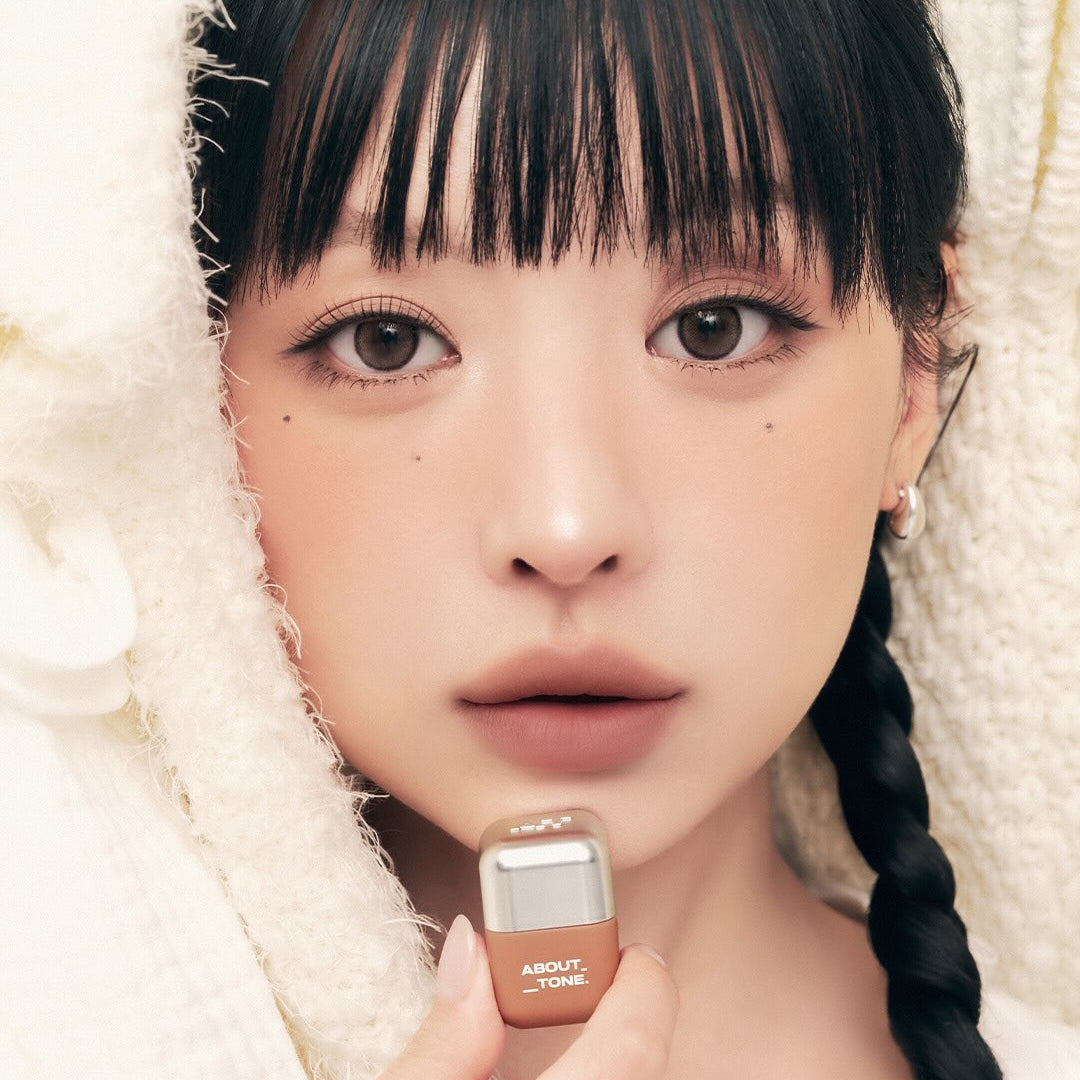 ABOUT TONE Blur Fit Tint Mini 2.3g : femme maquillée tient le produit, gros plan sur le teint flouté, marque ABOUT TONE.