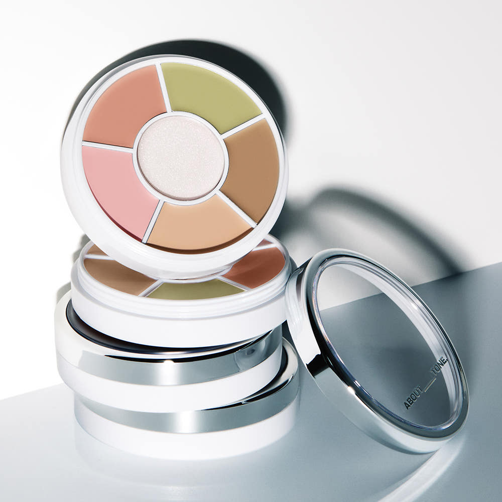ABOUT TONE Designing Multi Palette 6.5g, palette multi-teintes en pot ouvert sur fond clair, éclairage studio
