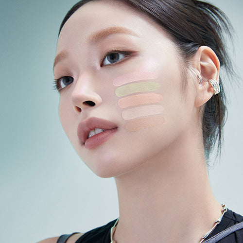 ABOUT TONE Designing Multi Palette 6.5g : femme maquillage avec palettes de fonds de teint sur le visage, fond bleu clair.